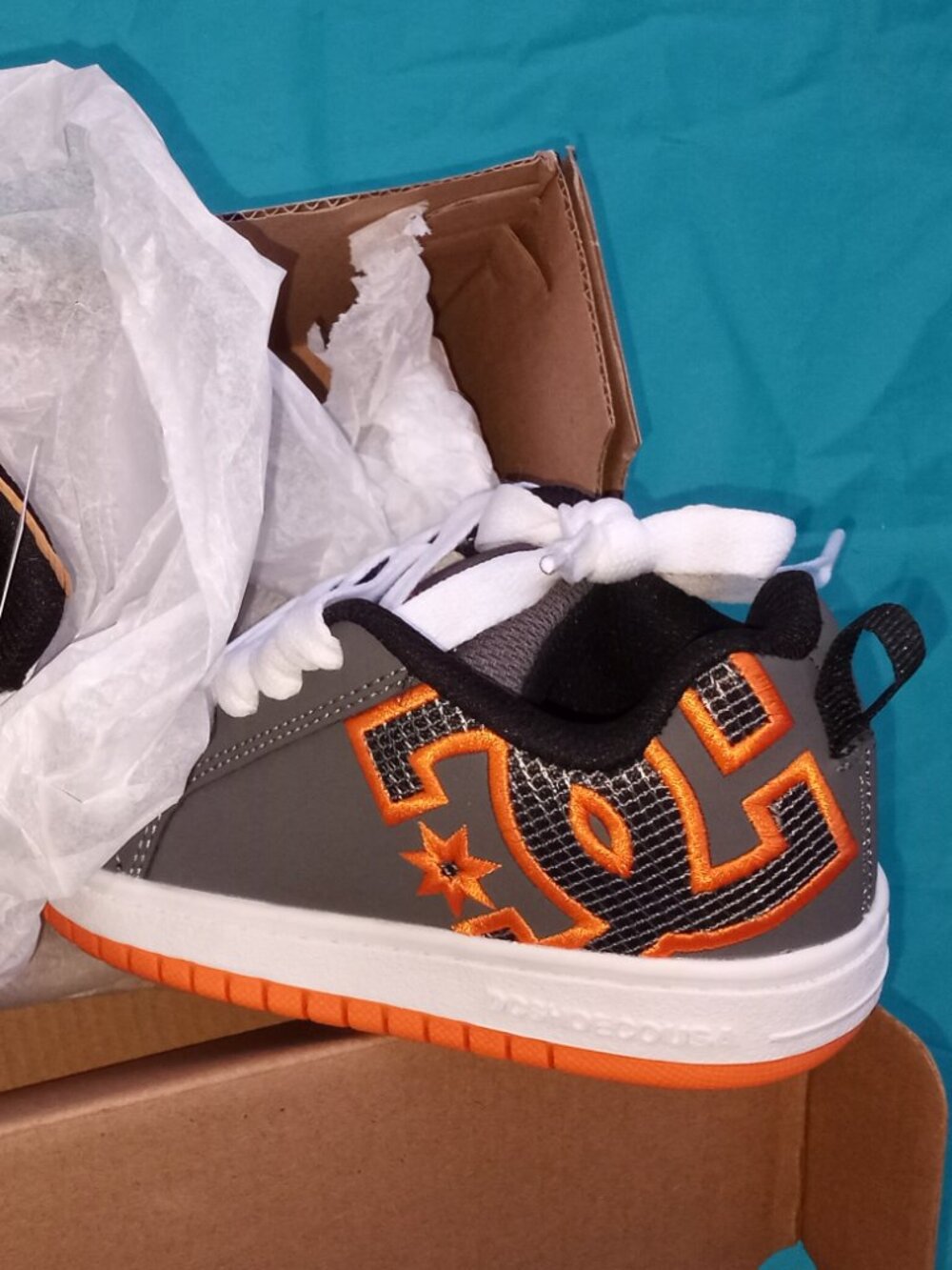 DC shoes kids size 11 NWT
